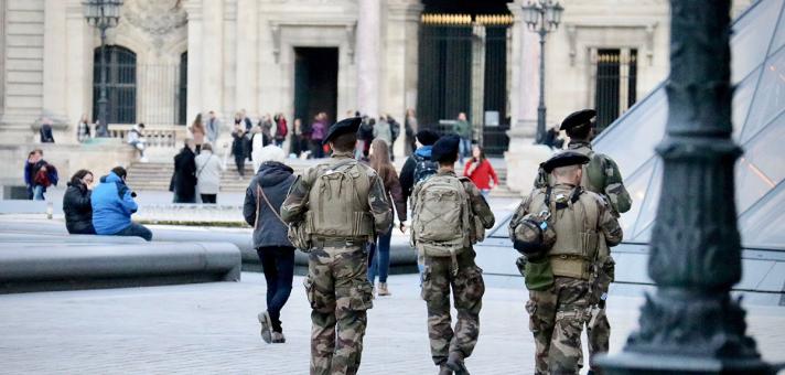Militaires patrouillant l'esplanade du Louvre à Paris