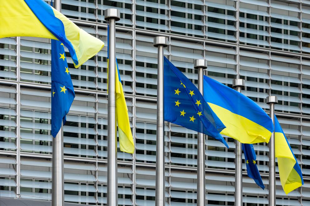 Ukrainian and European Union flags in front of the Berlaymont 