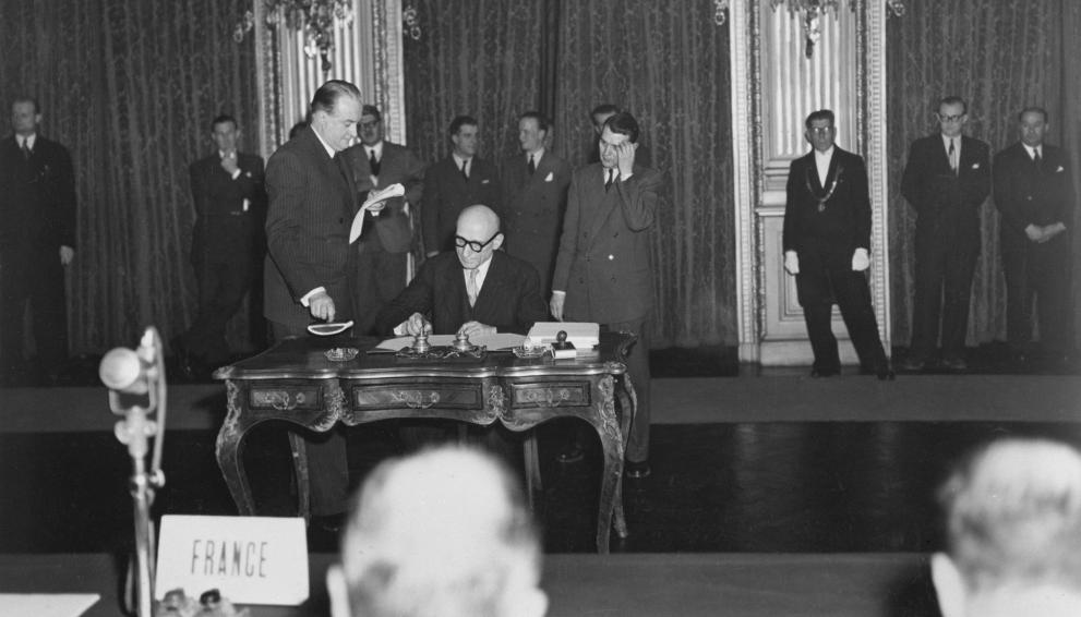 Signature du traité de Paris (1951) par Robert Schuman