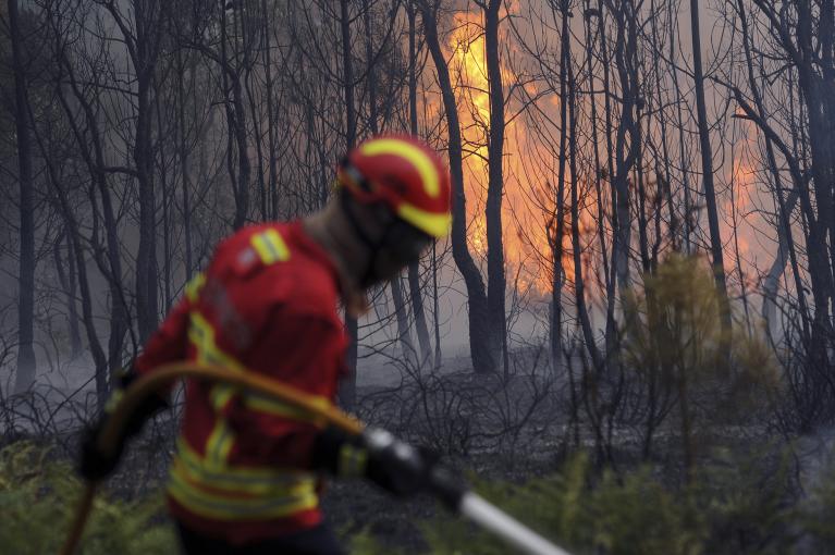 Pompier combattant un feu de forêt au Portugal