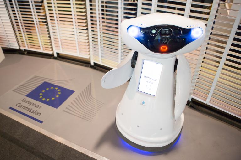 Un robot accueille les visiteurs d'un stand au 'Mobile World Congress' de Barcelone de 2016