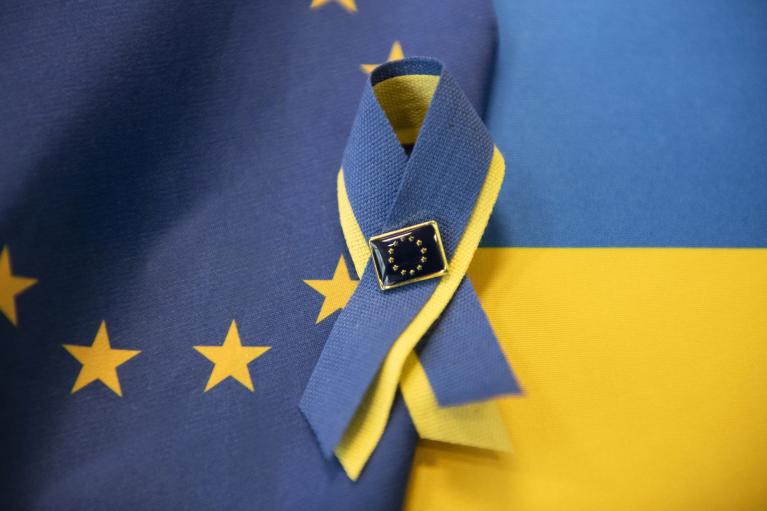 Drapeaux européen et ukrainien côte à côte en signe de solidarité