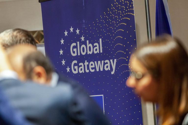Un kakémono floqué du logo 'Global Gateway', lors du Forum Global Gateway de 2023 (Bruxelles)
